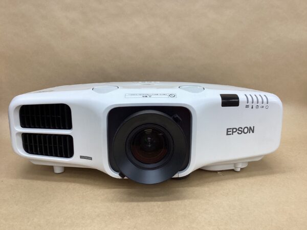 Lamp usage 1324 hours Epson Business Projector EB-5520W 5500 lumens Wireless compatible D-SUB HDMI USB-B cable Remote control