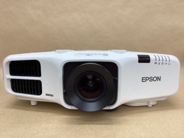 Lamp usage: 1641 hours Epson Business Projector EB-5520W 5500 lumens Wireless D-SUB HDMI USB-B cable Remote control